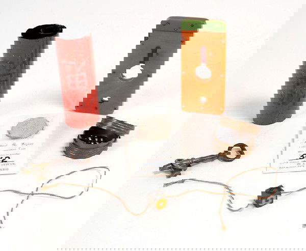 Close-up magic tricks owned by Dai Vernon: Vernon, Dai. Close-up magic tricks owned by Dai Vernon. Including a Bakelite Finger Chopper, Brass Cubio, Phantom Tube, brass Key and Ring puzzle, brass die canister, and commemorative Willard the Wiz