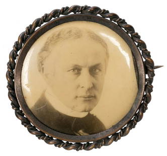 HOUDINI, Harry. Houdini Photographic Cameo/Pinback. Circa 1...: HOUDINI, Harry. Houdini Photographic Cameo/Pinback. Circa 1923. Real photo bust portrait of an older Houdini, held in a rope-like twisted metal pinback enclosure. Diameter 1 ½”.