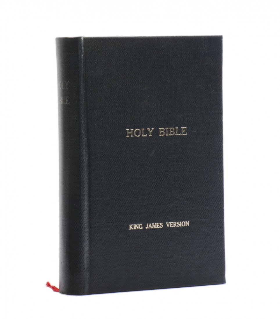 Houdini "Forcing" Bible. Al Mann, ca. 1975.: Houdini "Forcing" Bible. Freehold New Jersey, Al Mann Exclusives, ca. 1975. Facsimile King James Version Bible cleverly prepared to enable the mind reader to discern which chapter or verse the spectat