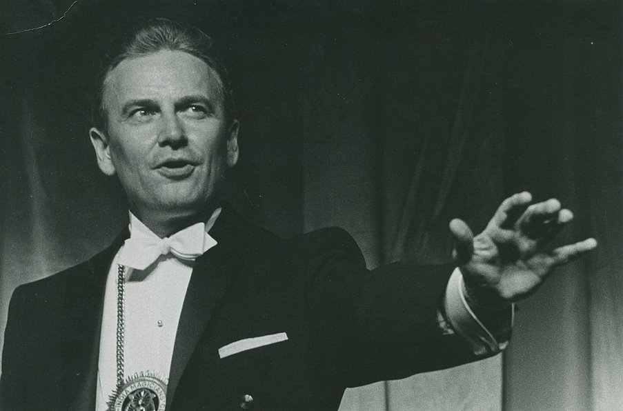 Reynolds, Charles. M. Christopher. 7 portraits: Reynolds, Charles. Milbourne Christopher. Seven portraits. New York, 1960s. Seven different large-format images of the magician and author Milbourne Christopher. Six bust portraits and one striking ha