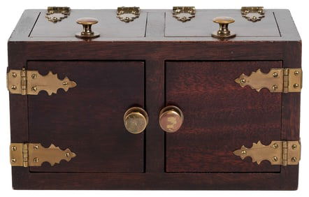 Die Box. New Haven: Petrie and Lewis (P&L), ca. 1939. Woode...