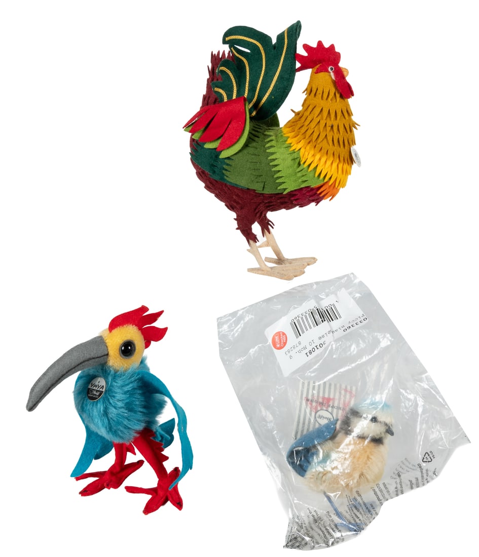Steiff group of 3 birds.: Steiff group of 3 birds. Includes: Yaya, 1997 (998645; edition of 1500); Hahn 1892 Replica 2007 (411519; edition of 1000); and Piccy (033360).Largest 8 1/2".One in bag; without boxes.