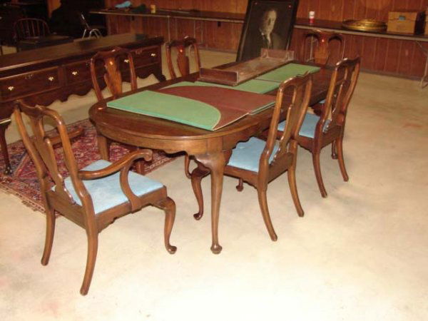 HENKEL-HARRIS DINING TABLE & CHAIRS: HENKEL-HARRIS QUEEN ANNE STYLE MAHOGANY DINING CHAIR WITH 6 CHAIRS. Table has three leaves and chairs consist of 4 side chairs and 2 arm chairs. Has tag under top of table and chairs are marked on bot