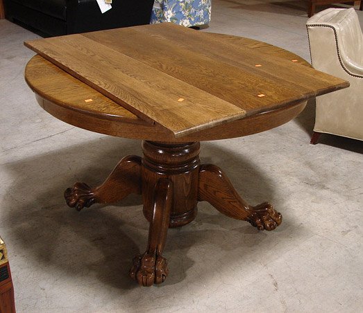 ROUND OAK TABLE