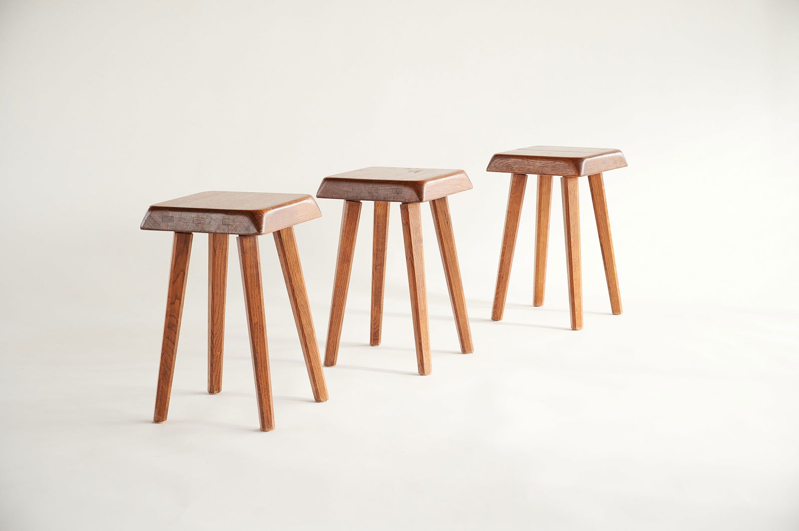 Suite de trois tabourets S01: Pierre CHAPO Orme Assise carrée, quatre pieds gaine à pans coupésLocalisation : ParisH: 46 x L: 28 x P: 28 cm