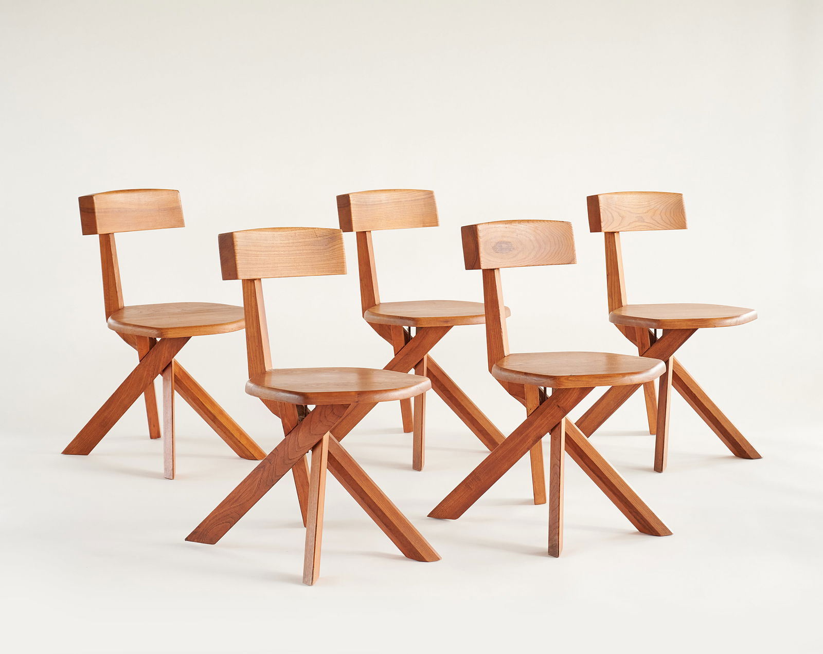 Suite de cinq chaises S34: Pierre CHAPO Orme Assise hexagonale à bord incurvé, dossier à bandeau incurvé et déporté dissymétrique et pieds à quatre faisceaux Edition Chapo, modèle créé en 1973Localisation : ParisH: 7