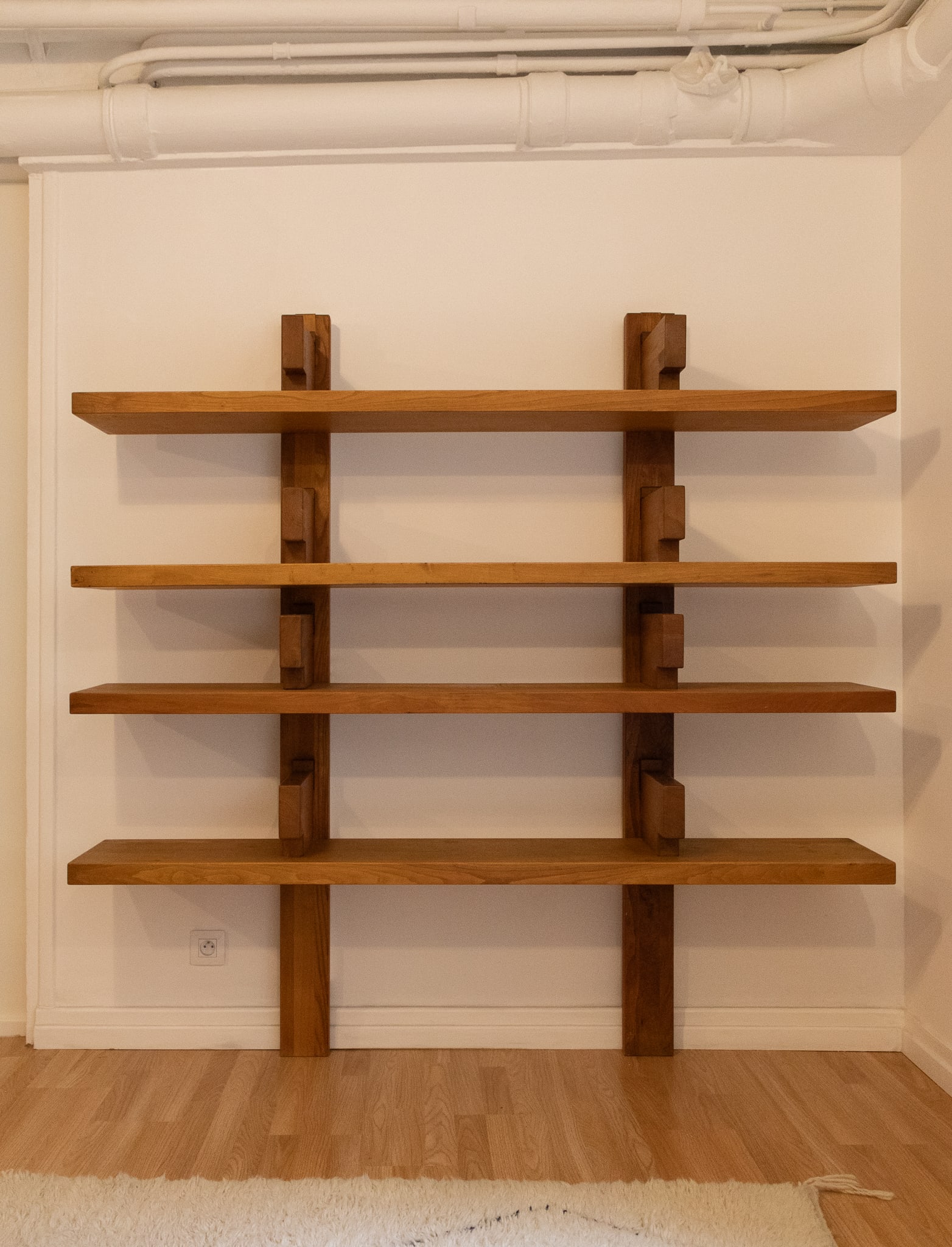 Bibliothèque - étagère B17: Pierre CHAPO Orme Quatre rayonnages superposésEdition Chapo Date de création : 1973Localisation : ParisH: 183 x L: 183 x P: 36 cm