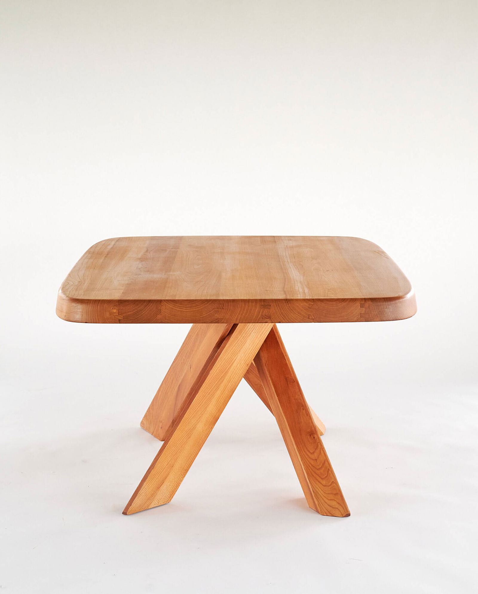 Table pour dix couverts dite "table à banc" T35 C: Pierre CHAPO OrmeDate de création : 1972H: 75 x L: 157 x P: 100 cmLocalisation : Paris