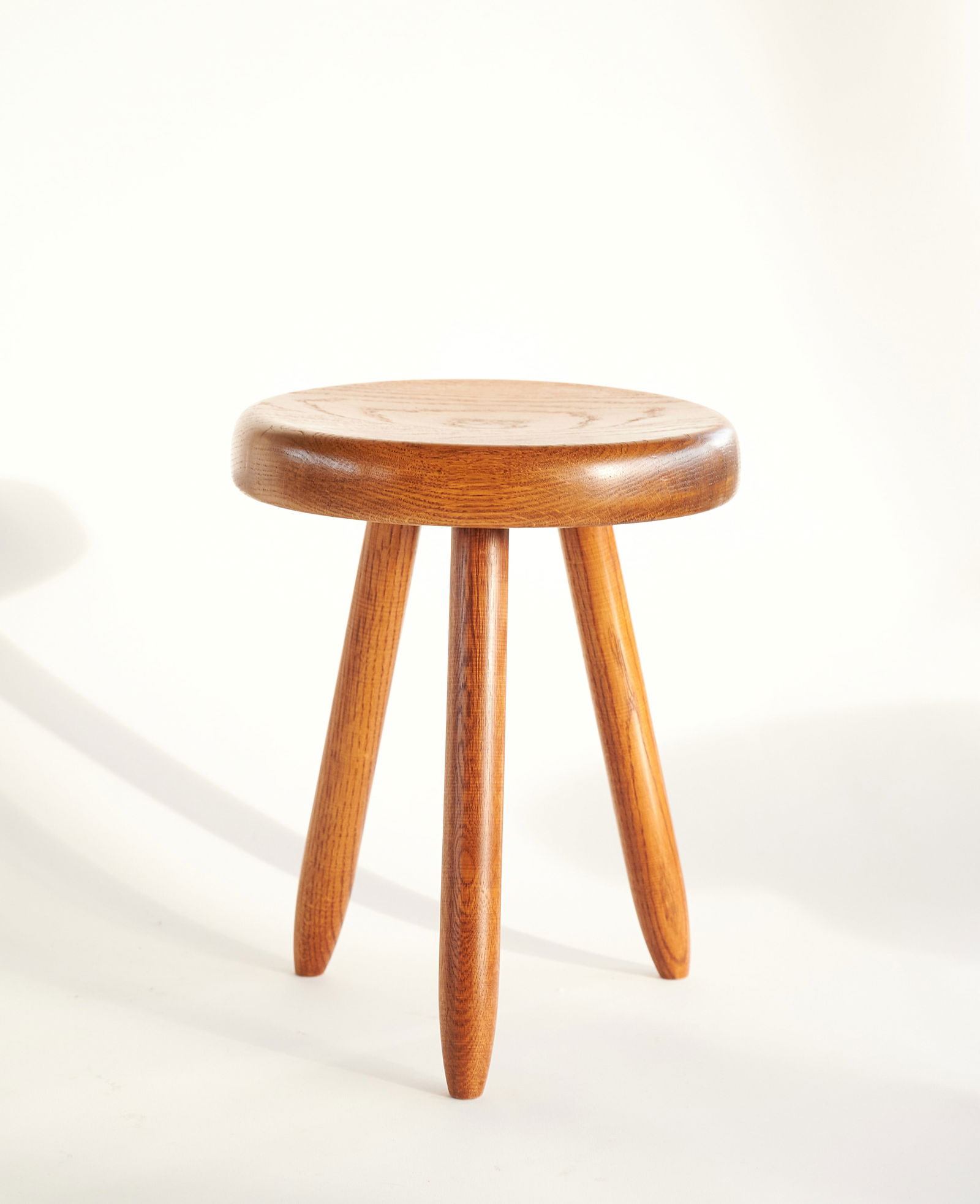 Tabouret Berger Haut: Charlotte PERRIANDFrêneEdition­ Steph SimonDate de création : vers 1955Localisation : Paris