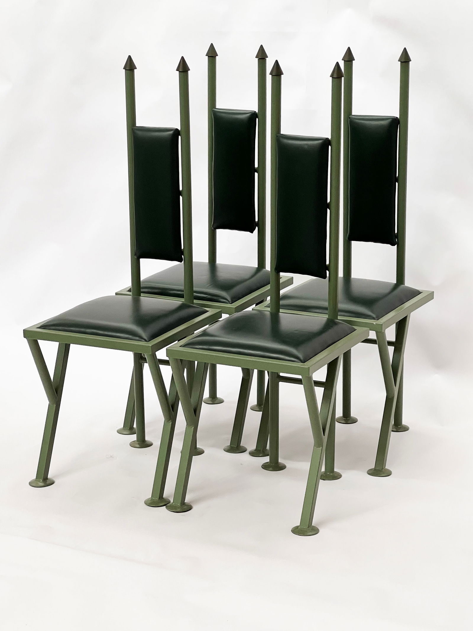 Quatre chaises postmodernes: Travail italienAcier laqué, bois et cuirEdition Profil design Date de création : vers 1990Dim.: 80 x 52 x 40 cmLocalisation : Paris