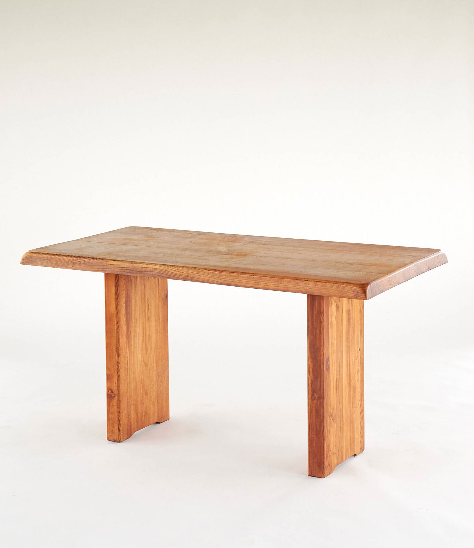 Table à piliers T14 A: Pierre CHAPO (1927-1987) Table de salle à manger Plateau rectangulaire en orme à bord incliné, reposant sur deux montants pleins Date de création : vers 1970 Localisation : Paris