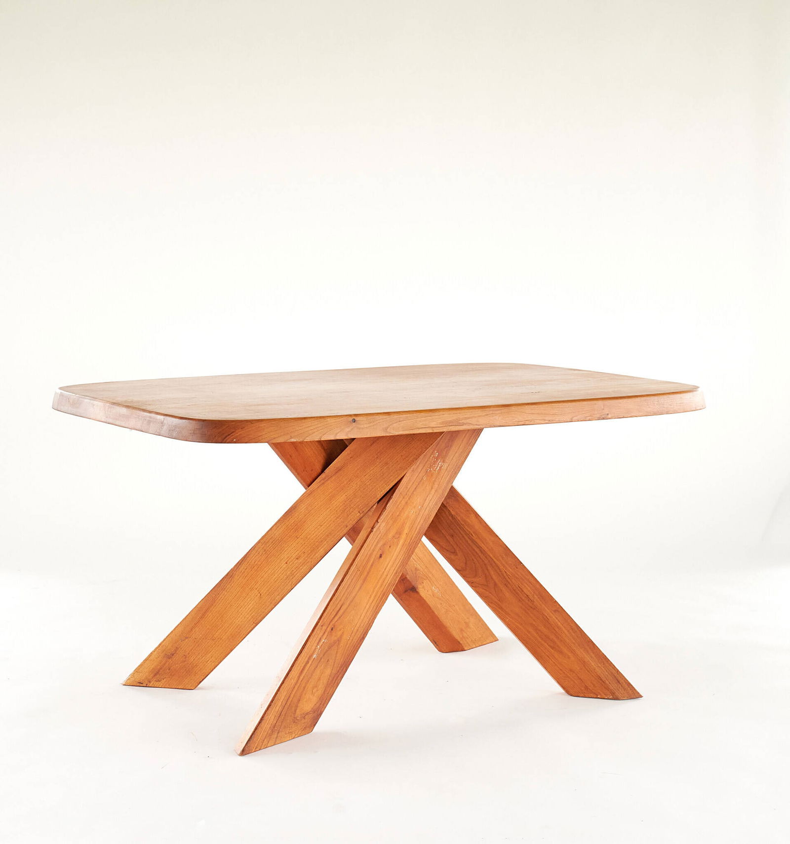 Table pour huit couverts T35 B "table à banc": Pierre CHAPO (1927-1987) Orme Epais plateau rectangulaire à angles arrondis et bord incliné sur un piétement central à quatre pieds en faisceaux Date de création : 1972 Localisation : Paris