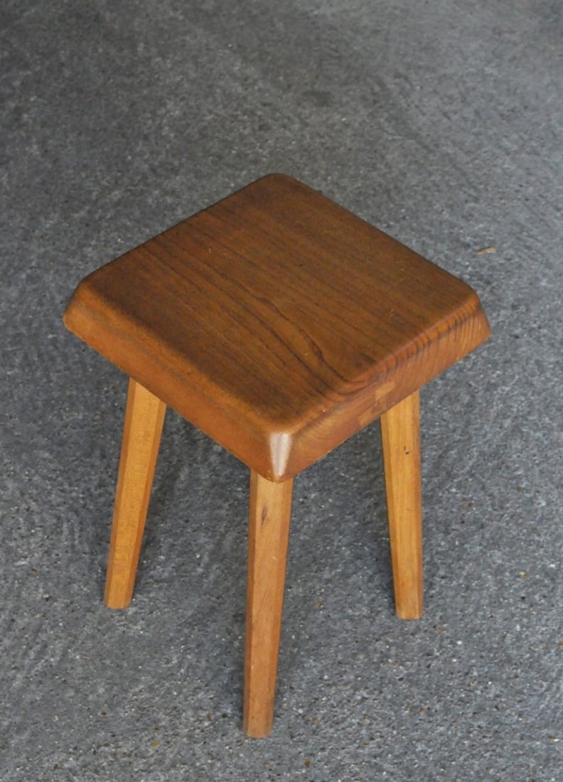 Pierre Chapo .S01 .Tabouret.?: Pierre Chapo .S01 .Tabouret.?Bois?.Date de création : vers 1960.H45 L30 P30 cm?.?.Etat : marques d’usure notamment aux angles...Ce tabouret S01 illustre parfaitement la philosophie de Pierre Chapo