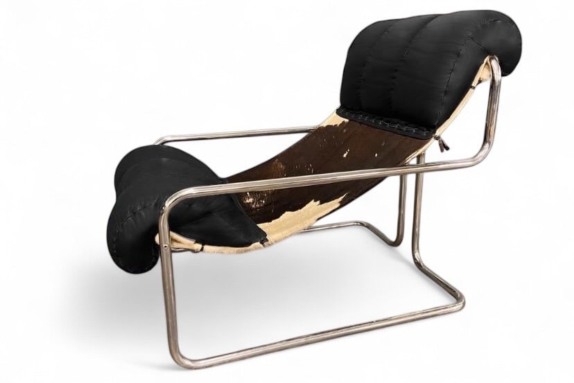 Guido FALESCHINI (1924-1971).Tucroma .Chaise longue.: Guido FALESCHINI (1924-1971).Tucroma .Chaise longue.Cuir noir, peau, métal.Édition I 4 Mariani.Date de création : 1971.H86 L98 P100 cm.Assise : 46 cm..Guido Faleschini révèle avec cette chaise lo