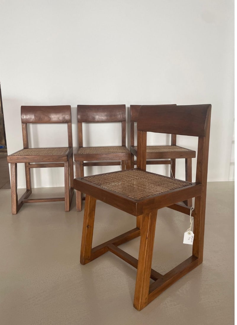 Dans le goût de Pierre Jeanneret.Quatre chaises.: Dans le goût de Pierre Jeanneret.Quatre chaises.Teck canne.Date de création : vers 1960....Ces quatre chaises "dans le goût de Pierre Jeanneret" témoignent de l'influence exceptionnelle du maître