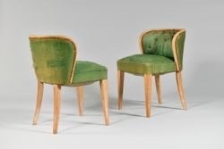 Travail français .Paire de chaises: WITHDRAWTravail français .Paire de chaises à dossiers bas.Hêtre et velours.Date de création : vers 1920.H70 L49 P48 cm