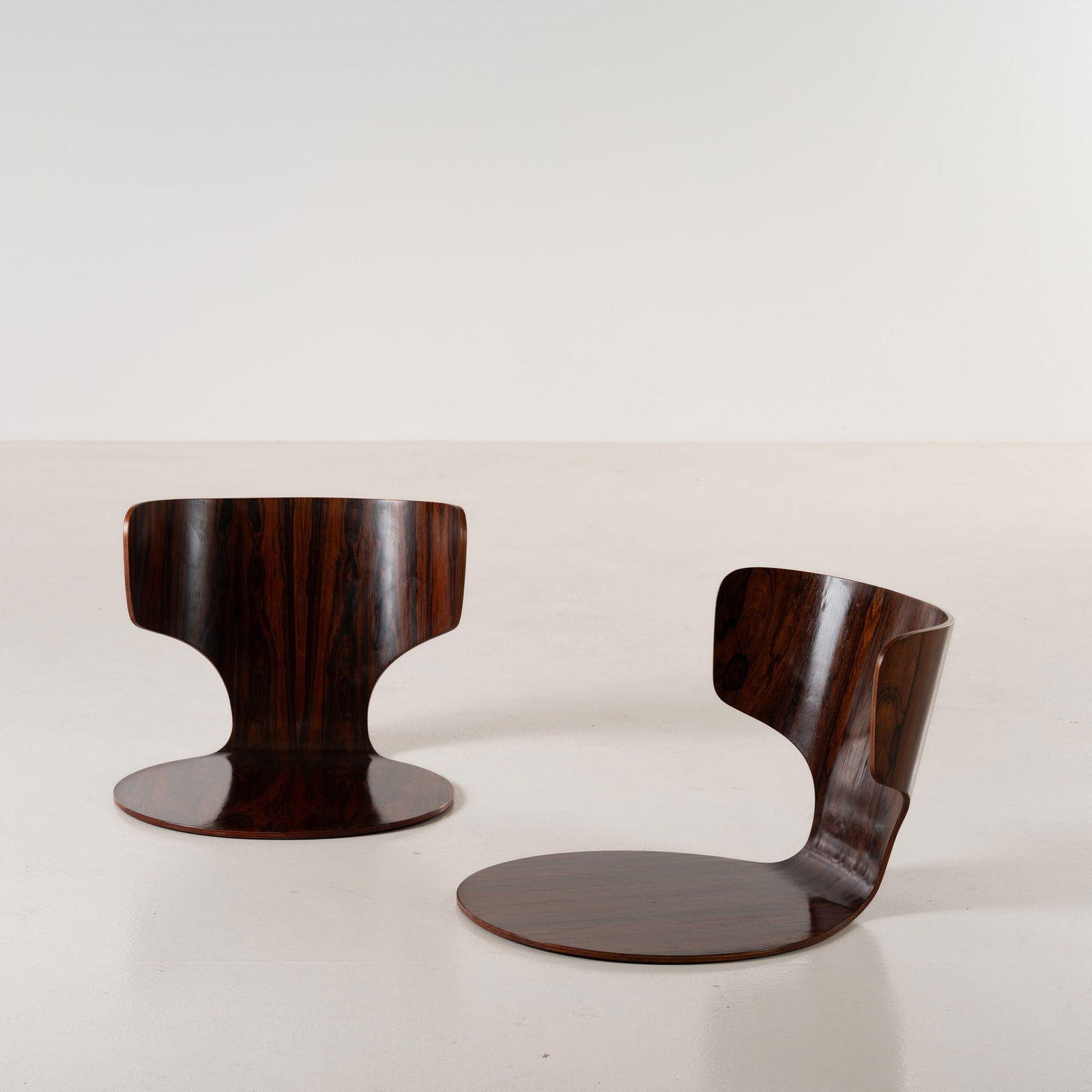 ISAMU KENMOCHI.Zaisu.Deux chaises de sol.Zeklova: ISAMU KENMOCHI.Zaisu.Deux chaises de sol.Zeklova (orme japonais) .Date de création : 1960 pour la table; 1971 pour les chaises.Table : H 34 L 196 P 76 cm .Chaises : H 41 L 33 x P 54 cm coussins: L 55