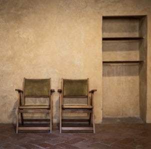 Travail japonais. Lot de deux chaises.: Travail japonais. Lot de deux chaises.Chêne blanc et velours.Date de création : 1960.H74 L55 P40 cm