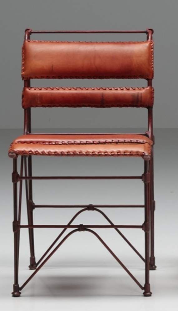 Travail français .Chaise .: Travail français .Chaise .Acier tubulaire et cuir. La structure métallique présente une finition brun-rougeâtre. L'assise et le dossier sont garnis de cuir marron, avec des coutures apparentes. Le