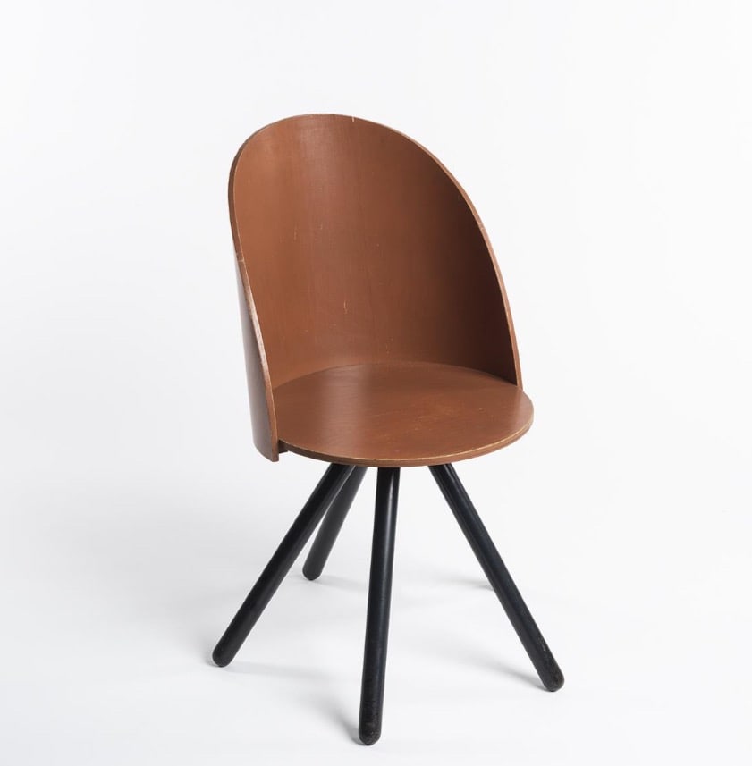 Shigeru UCHIDA .July.Chaise: Shigeru UCHIDA .July.Chaise.Bois laqué.Date de création : 1989.H82 L45 P46 cm.Réalisée pour Il Palazzo Hotel, projet conduit par Aldo Rossi à Fukuoka...Cette chaise July de Shigeru Uchida cristal