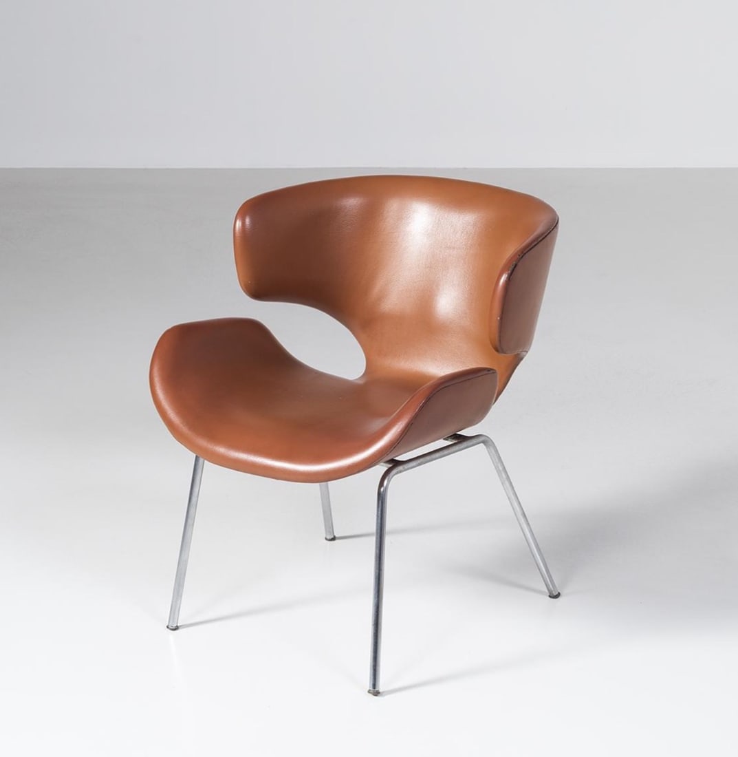 ISAMU KENMOCHI.Kabuto .Chaise.: ISAMU KENMOCHI.Kabuto .Chaise.Métal et cuir.Date de création : 1965.H72 L81 P68 cm..Cette chaise Kabuto d'Isamu Kenmochi, créée en 1965, illustre parfaitement sa capacité à réinventer les codes