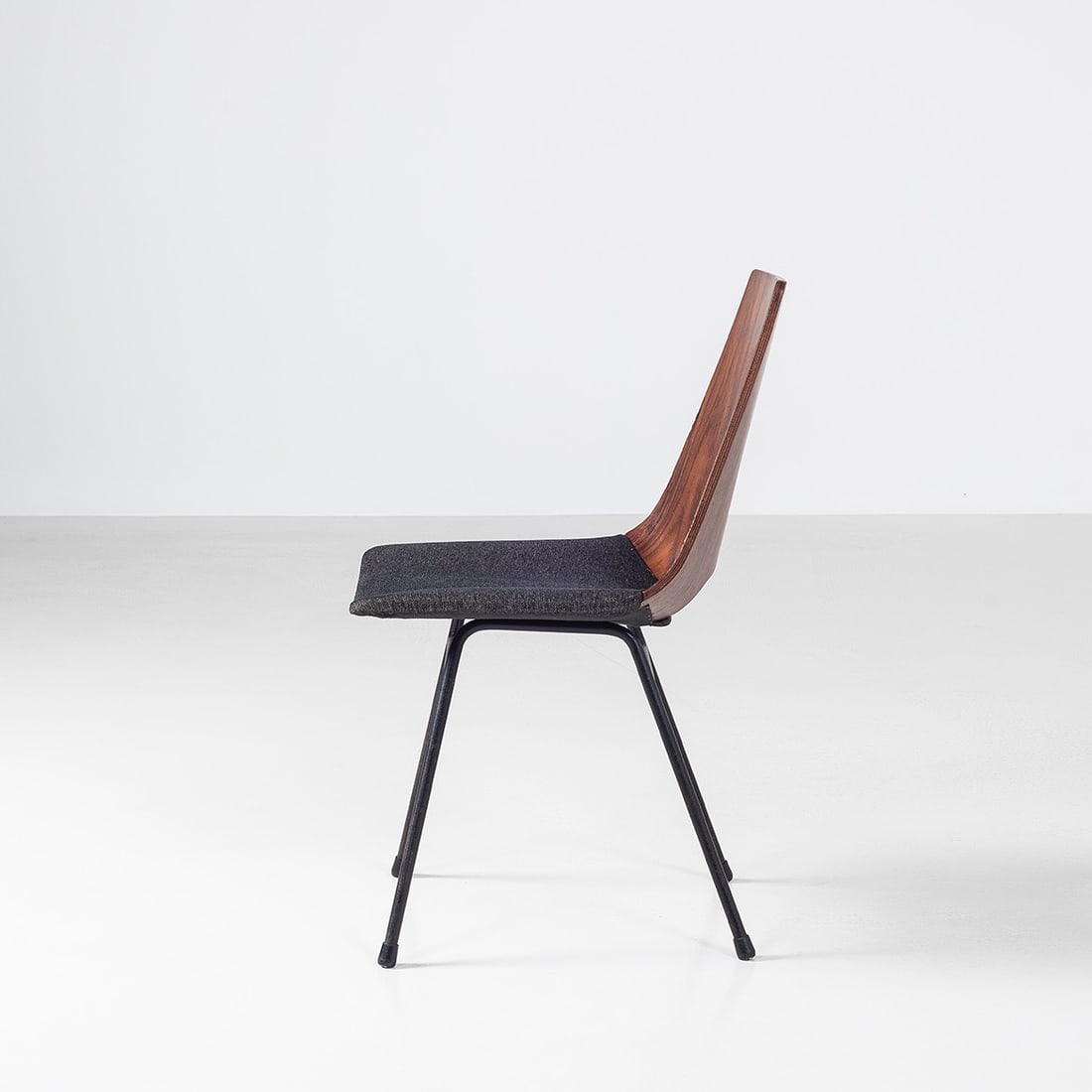 Tendo MOKKO .Chaise.: Tendo MOKKO .Chaise.Bois, métal et tissu Loro Piana.Edition Tendo, Japon.Date de création : vers 1950 .H79 L54,5 P44 cm..Cette chaise de Tendo Mokko, manufacturée vers 1950, témoigne de l'excellen