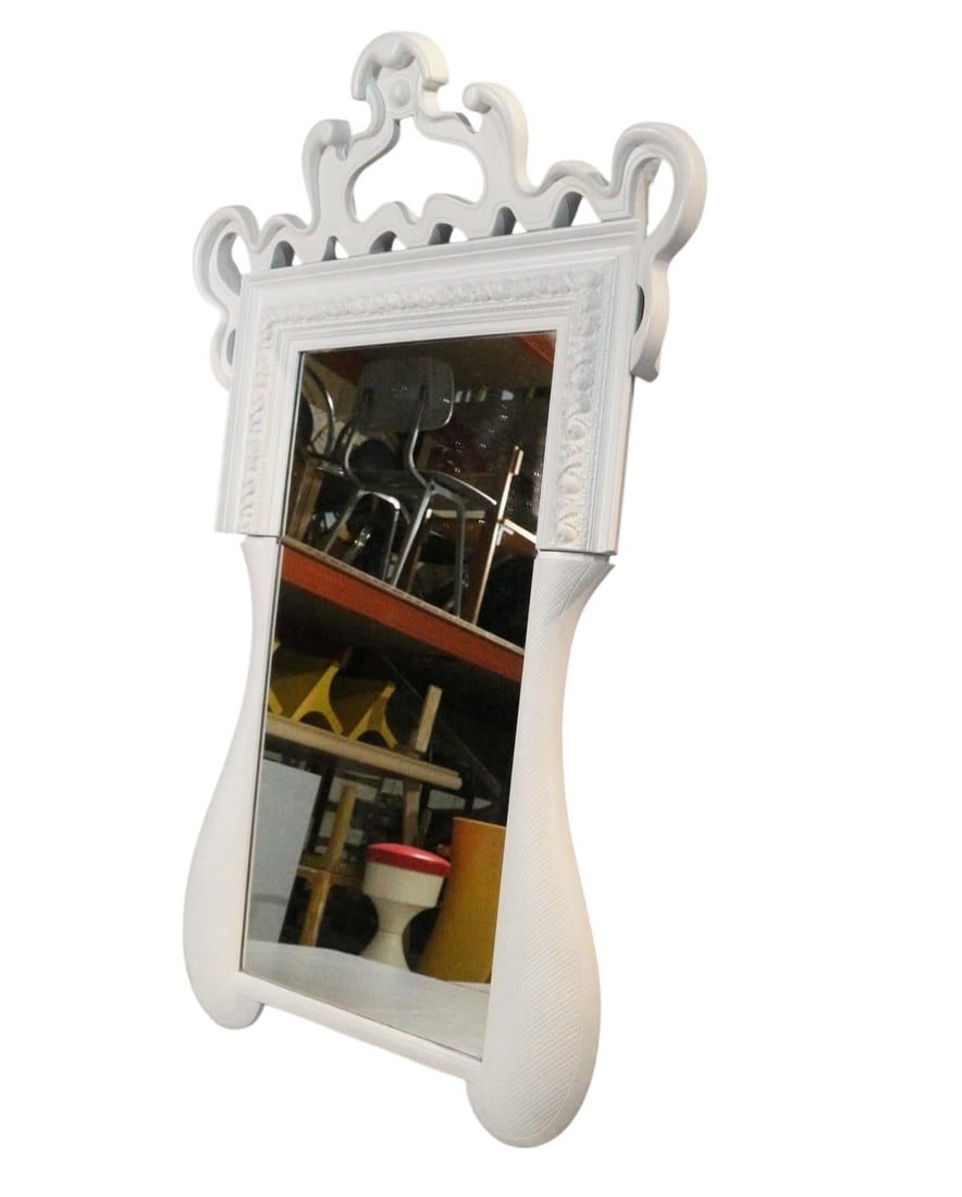 Philippe Starck.Hôtel Brachial.: Philippe Starck.Hôtel Brachial.Miroir.Résine et bois.Date de création : 2018.H160 L100 cm..Philippe Starck, icône mondiale du design français, signe avec ce miroir Hôtel Brachial une création q