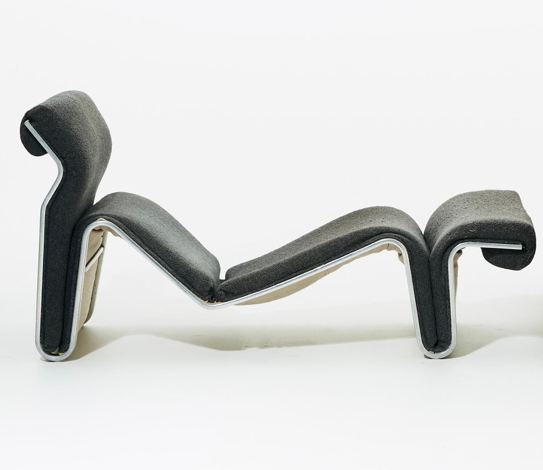 Eric Sigfried Persson .Lysmasken, de la série flottant design: Eric Sigfried Persson .Lysmasken, de la série flottant design .Chaise longue.Aluminium et tissu.Edition Möbel-Kultur AB, Hörby.Date de création : vers 1970 .H73 L150 cm..Eric Sigfried Persson rév
