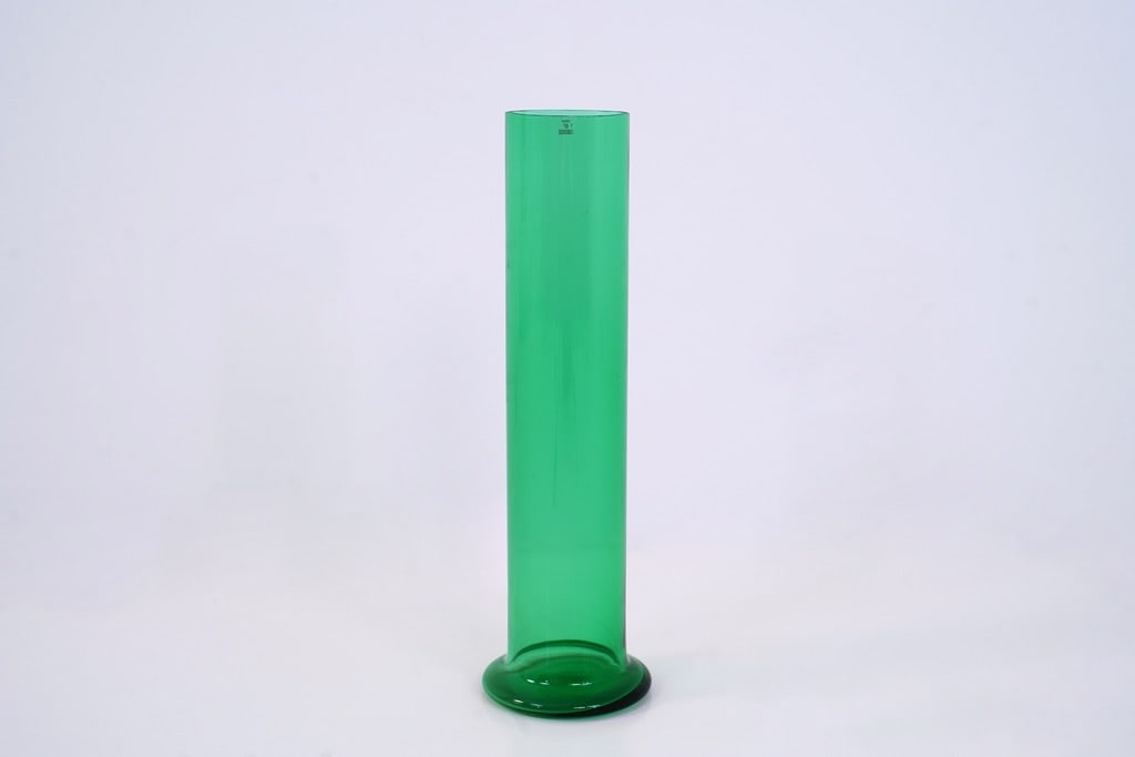 Jasper Morrison.Vase.Verre soufflé Murano.Cappellini — Progetto Oggetto.1993.H45,72 L12,7 D12,7: Jasper Morrison.Vase.Verre soufflé Murano.Cappellini — Progetto Oggetto.1993.H45,72 L12,7 D12,7 cm..Avec autocollant Cappellini d’origine...A tall, slender vase with a gently flaring base from Ja
