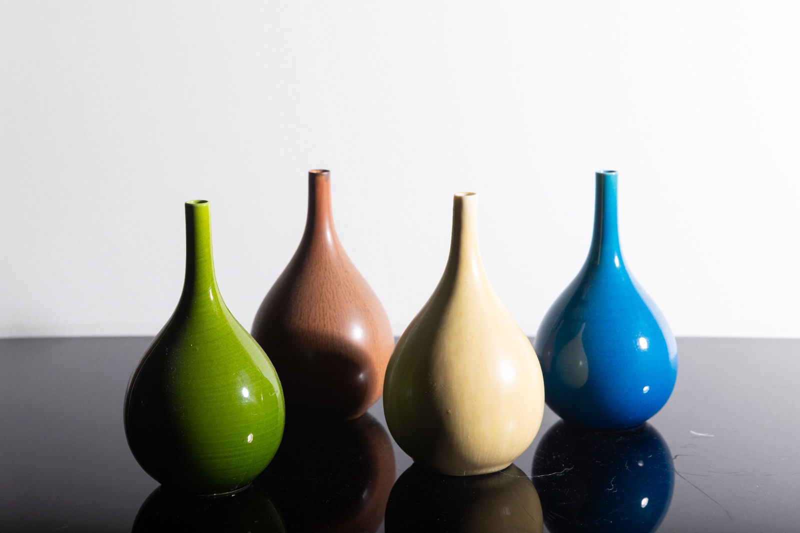 Carl-Harry Stålhane (CHS).Quatre vases .Grès émaillé.Edition Rörstrand.H13 cm..Signés: Carl-Harry Stålhane (CHS).Quatre vases .Grès émaillé.Edition Rörstrand.H13 cm..Signés Rörstrand Sweden CHS, SPD. Bon état..