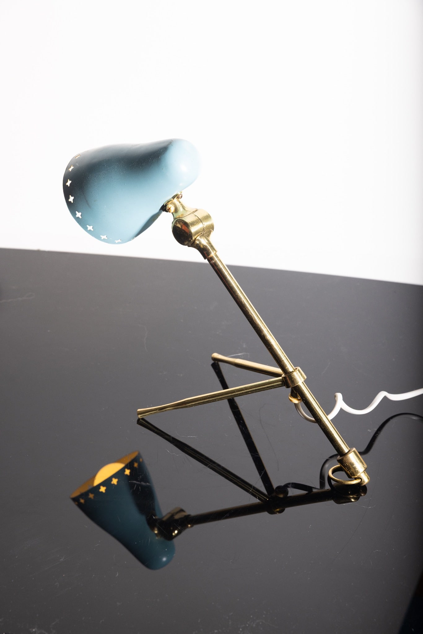 Jean Boris Lacroix.Lampe de table / suspension.Lampe.Laiton.Falkenberg Lighting.—.H20 L37 cm..Pied: Jean Boris Lacroix.Lampe de table / suspension.Lampe.Laiton.Falkenberg Lighting.—.H20 L37 cm..Pied réglable ; étiquette FLB ; rayures et marques d’usage..