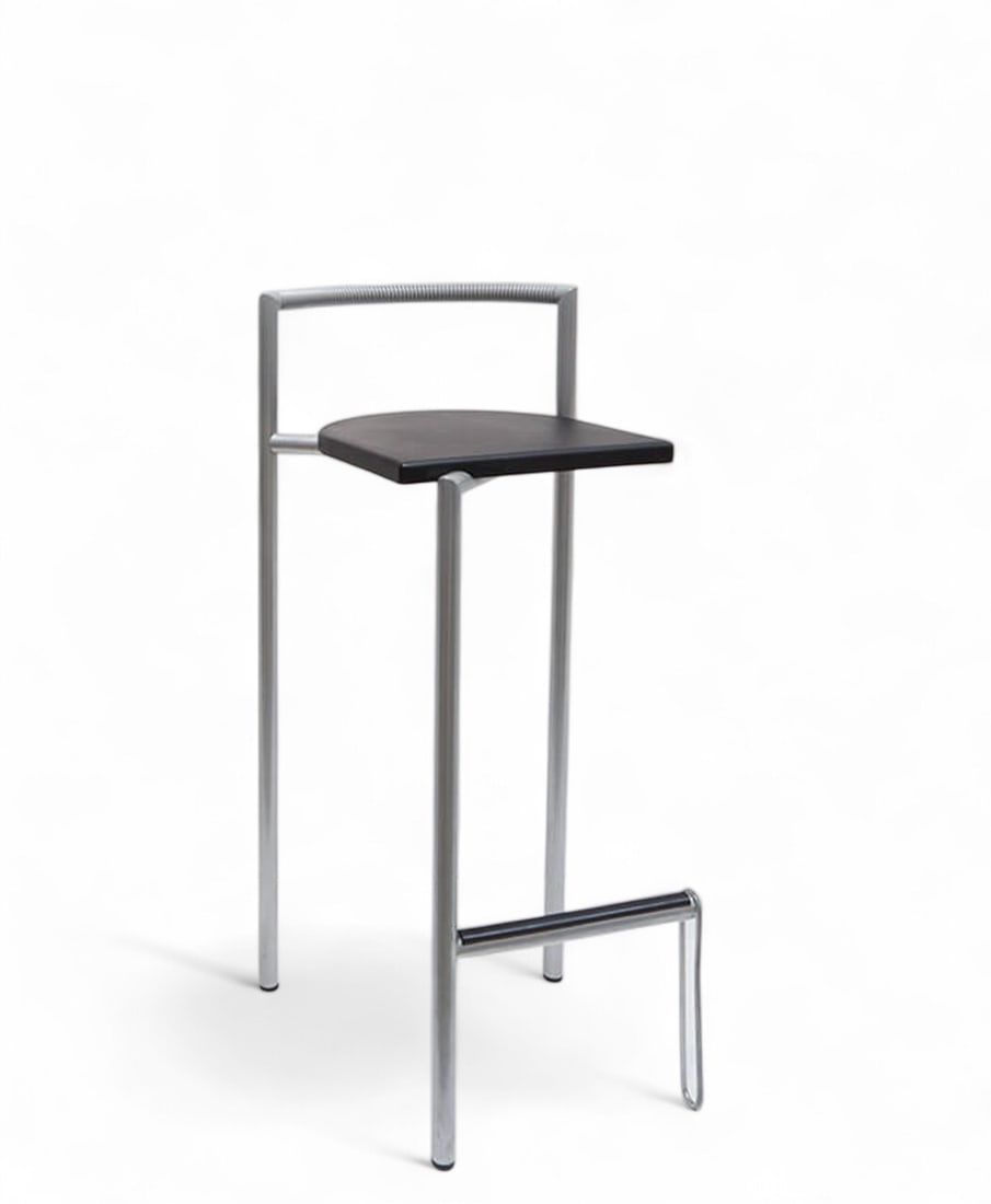 Paolo Pallucco & Mireille Rivier.STK 3 — Tabouret.Tabouret.Tube acier peint ; mousse: Paolo Pallucco & Mireille Rivier.STK 3 — Tabouret.Tabouret.Tube acier peint ; mousse polyuréthane.Date de création : 1987.H75 L34,1 D38,6 cm..Assise en mousse intégrale noire ; dossier à ressort