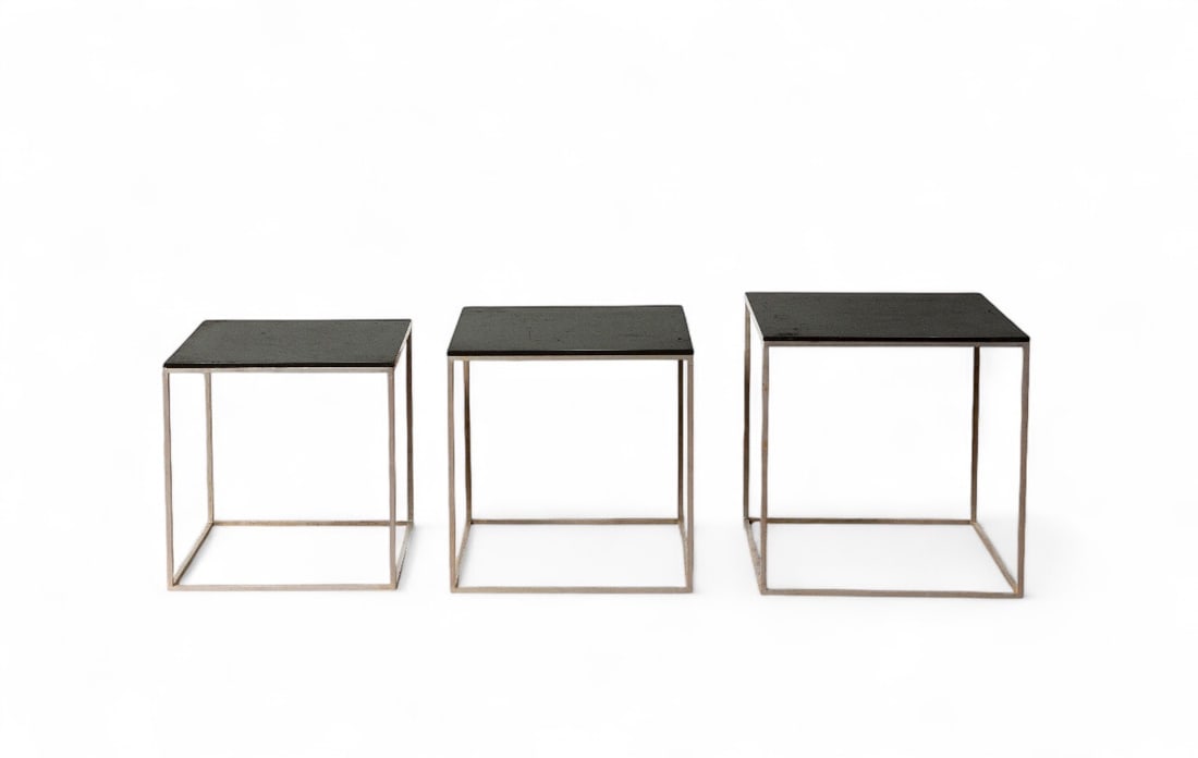 Poul Kjærholm.PK 71.Ensemble de 3 tables gigognes.Acier et plateau en plastique noir.Édition Kold (1 of 3)