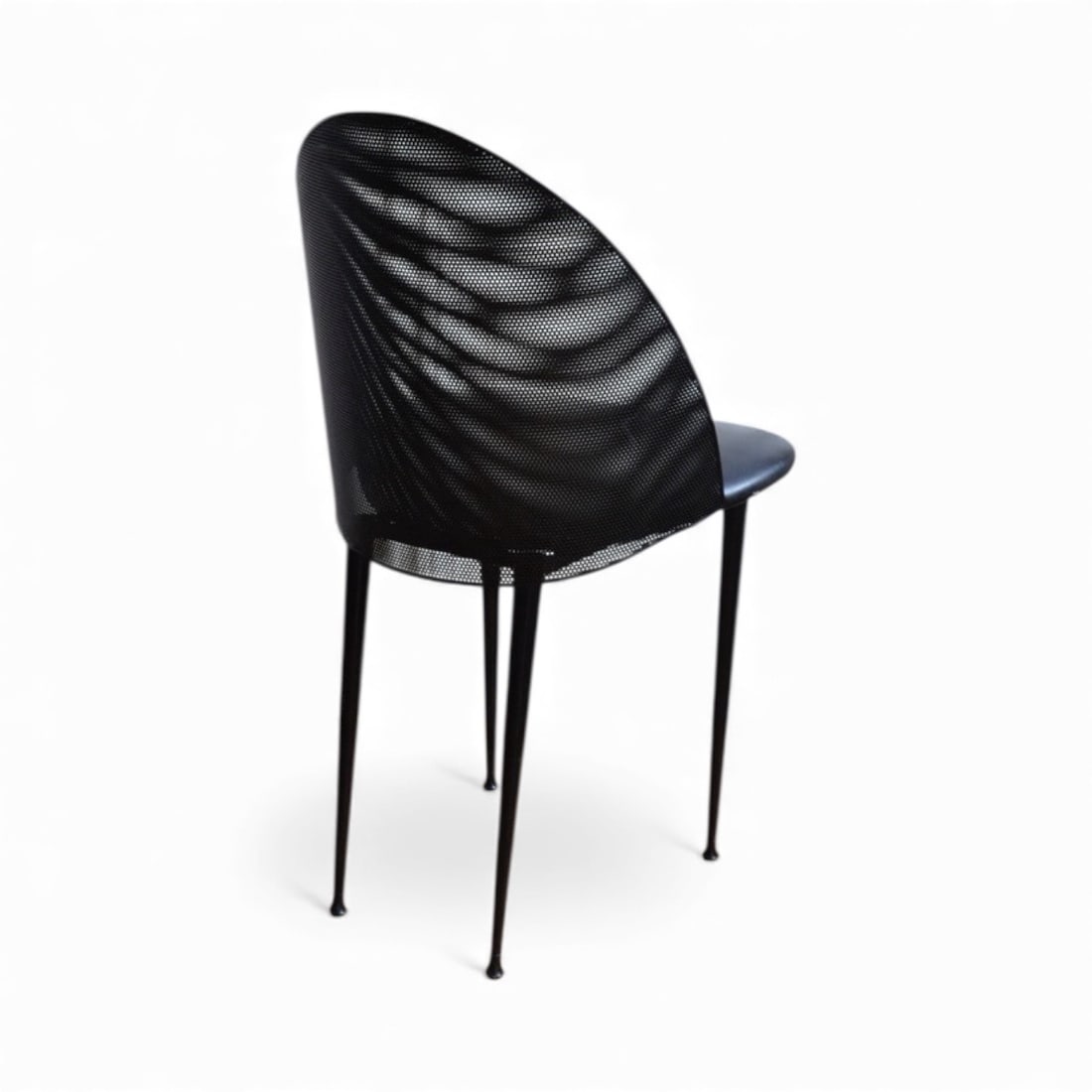 Pascal Mourgue (1943–2014).« Atlantique » .Chaise.Métal laqué noir (structure et dossier: Pascal Mourgue (1943–2014).« Atlantique » .Chaise.Métal laqué noir (structure et dossier perforé), assise en bois laqué noir.Éditeur : Artelano (FR).1987.H83 L46 P48 cm