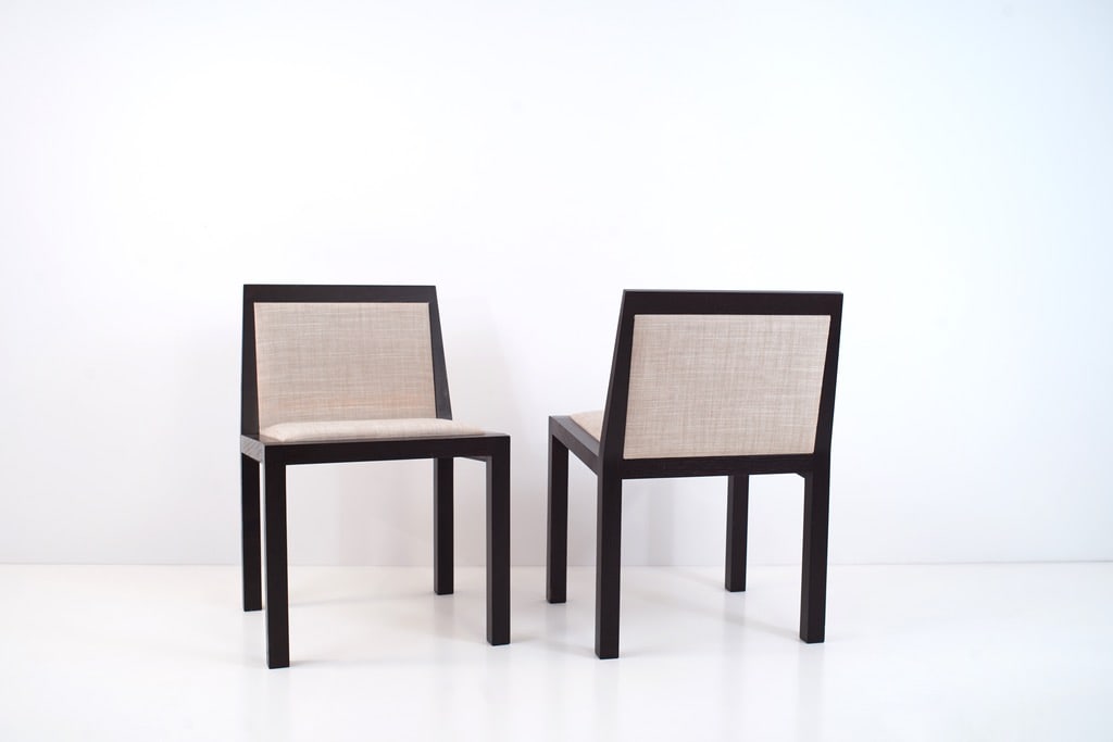 Paire de chaises postmodernes belges.Chaises.Chêne.Années 1970.H74 L44 D46 cm..Dans le goût: Paire de chaises postmodernes belges.Chaises.Chêne.Années 1970.H74 L44 D46 cm..Dans le goût d’Aldo Rossi, lignes architecturales et géométriques...