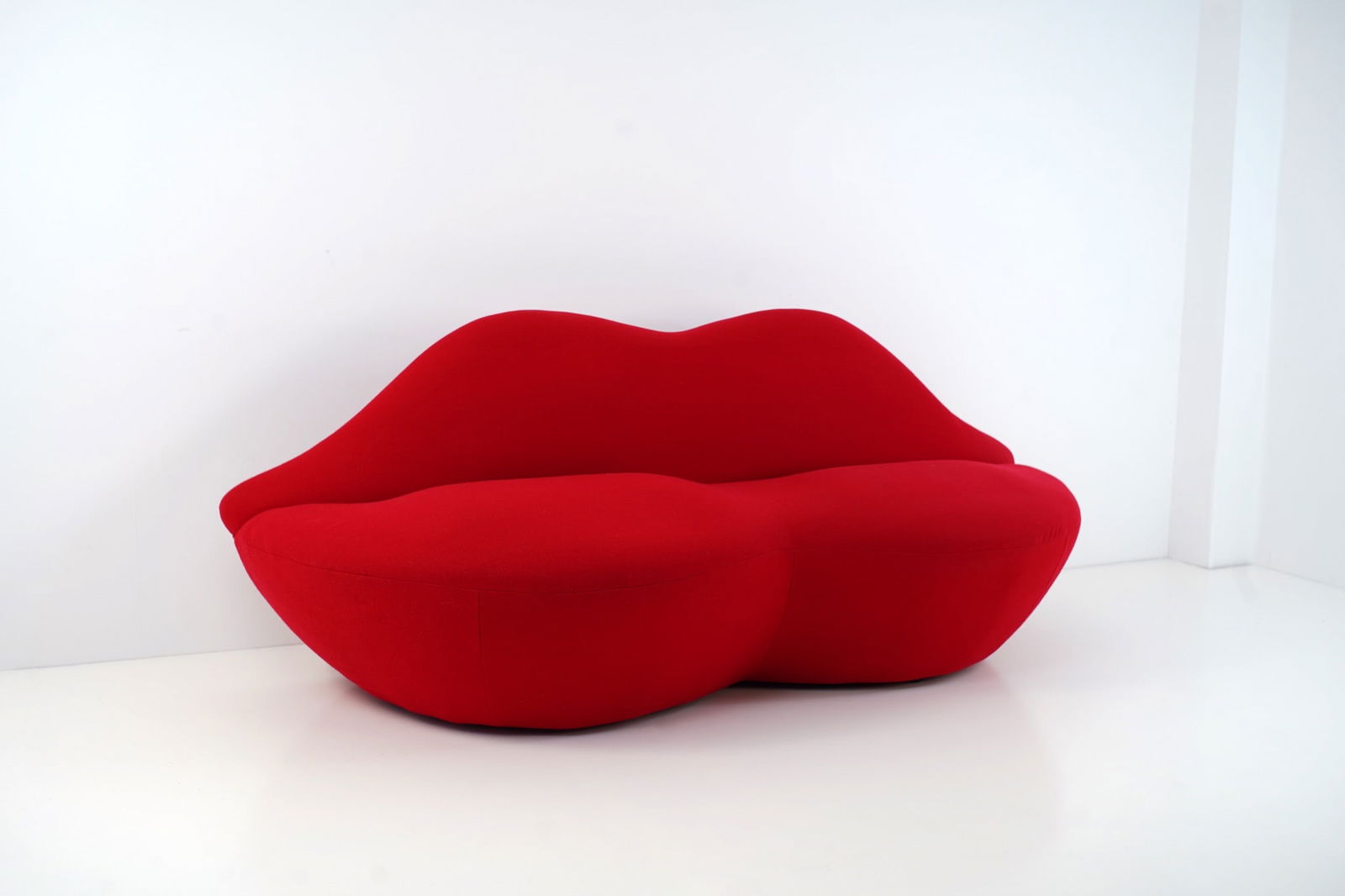 Studio 65.La Boca.Canapé.Edition Gufram .Date de création : 1971.Polyuréthane expansé, tissu: Studio 65.La Boca.Canapé.Edition Gufram .Date de création : 1971.Polyuréthane expansé, tissu élastique.H85 L212 P80 cm..Le canapé rouge Bocca, en forme de bouche géante, est une icône des ann�