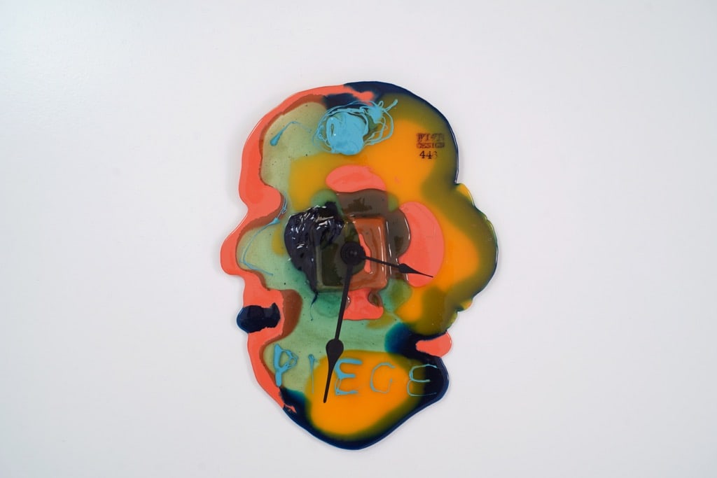 Gaetano Pesce.Watch Me Clock.Horloge murale.Résine.Italie, années 1990.H33 L25 cm..Version: Gaetano Pesce.Watch Me Clock.Horloge murale.Résine.Italie, années 1990.H33 L25 cm..Version estampillée début années 90, rare et recherchée..