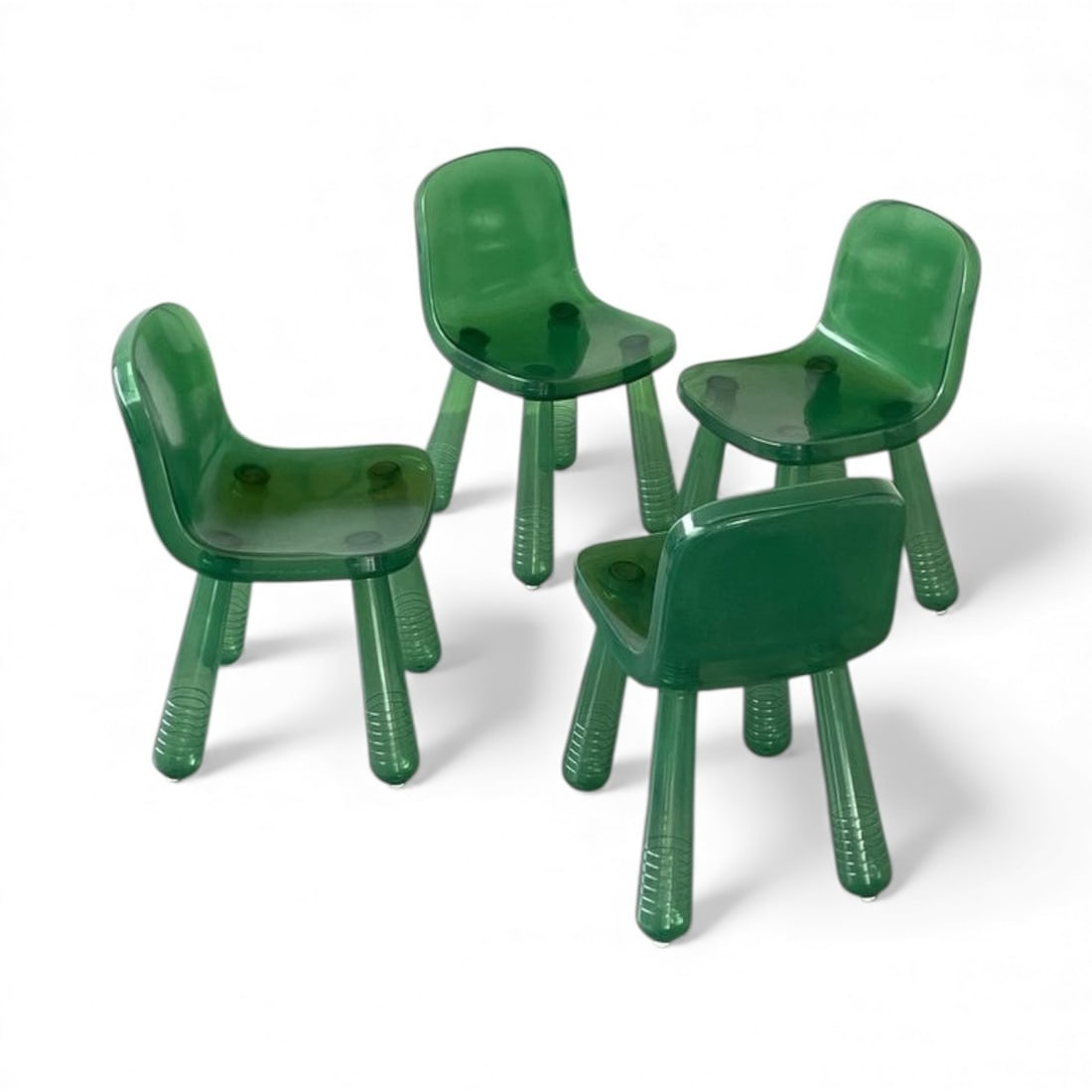 Marcel Wanders .Sparkling Chair.Quatre chaises.Plastique PET soufflé.Maggis.Produit uniquement en: Marcel Wanders .Sparkling Chair.Quatre chaises.Plastique PET soufflé.Maggis.Produit uniquement en 2010.H77,6 L42,3 P49 cm..Fabrication en PET soufflé comme les bouteilles, pieds vissés, poids env.