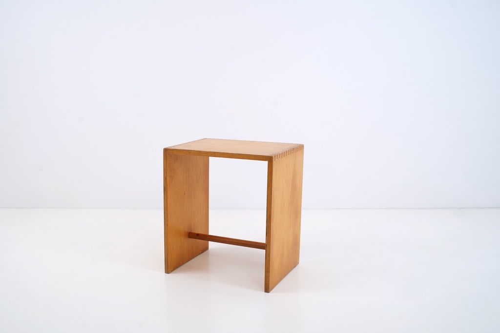 Max Bill.Sgabillo / Ulm Stool.Tabouret.Bois.Zanotta.Conçu en 1954.H46 L41 P28 cm..Modèle issu de: Max Bill.Sgabillo / Ulm Stool.Tabouret.Bois.Zanotta.Conçu en 1954.H46 L41 P28 cm..Modèle issu de la HfG Ulm, symbole du design concret allemand...Max Bill (190–1994) was a Swiss architect, designe
