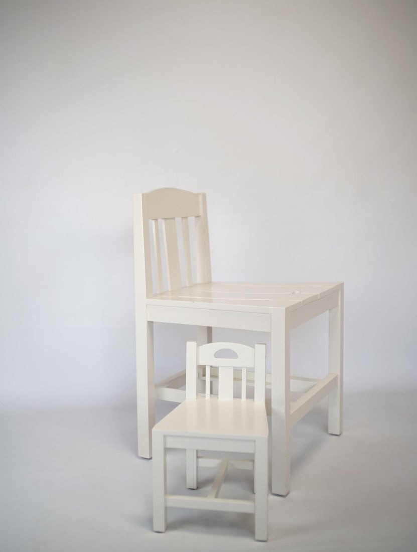 Trent Jansen & Marcel Wanders.Pregnant Chair.Chaise.Bois laqué.Édition Moooi.Date de création :: Trent Jansen & Marcel Wanders.Pregnant Chair.Chaise.Bois laqué.Édition Moooi.Date de création : 2008.H75 L48 P45 cm..Chaise “enceinte” qui contient une petite chaise amovible ; présentée