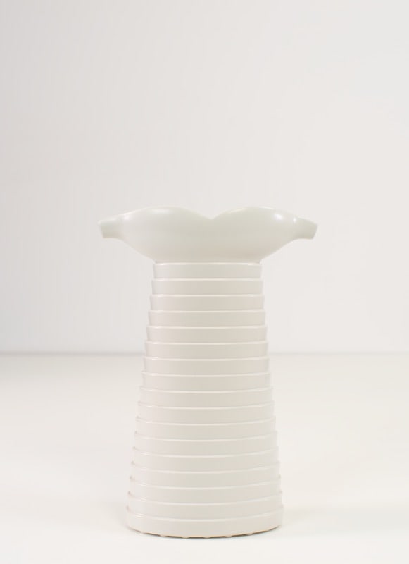 Marcel WandersEphese, de la série Oark WurkVerseuseCéramiqueEdition Royal Tichelaar Makkum,: Marcel WandersEphese, de la série Oark WurkVerseuseCéramiqueEdition Royal Tichelaar Makkum, Pays-BasDate de création : 1987H32 L21,8 P9,7 cmUne œuvre précoce de Marcel Wanders, créée pendant so