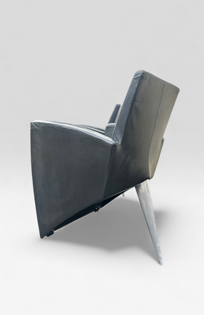 Philippe StarckJ. LangFauteuilCuir et aluminiumÉdition DriadeDate de création : vers 1987H85 L61: Philippe StarckJ. LangFauteuilCuir et aluminiumÉdition DriadeDate de création : vers 1987H85 L61 P66 cmDesign politique et postmodernisme ludique Philippe Starck, né le 18 janvier 1949 à Paris, es