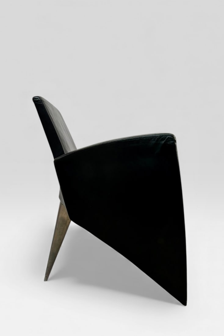 Philippe StarckJ. LangFauteuilCuir et aluminiumÉdition DriadeDate de création : vers 1987H85 L61: Philippe StarckJ. LangFauteuilCuir et aluminiumÉdition DriadeDate de création : vers 1987H85 L61 P66 cmDesign politique et postmodernisme ludique Philippe Starck, né le 18 janvier 1949 à Paris, es