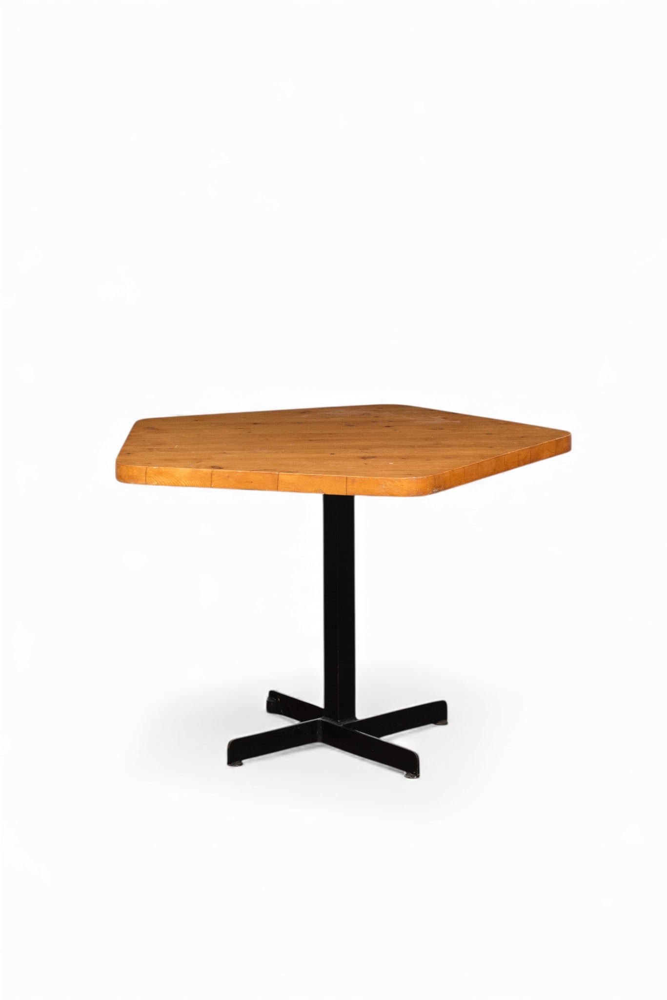 Table salle à manger .Perriand Pentagone - Les Arcs 1800 .France année 70 .H65 L80 D94 cm ..Une: Table salle à manger .Perriand Pentagone - Les Arcs 1800 .France année 70 .H65 L80 D94 cm ..Une table de salle à manger en forme de pentagone produite en France pour le projet Les Arcs. Avec son