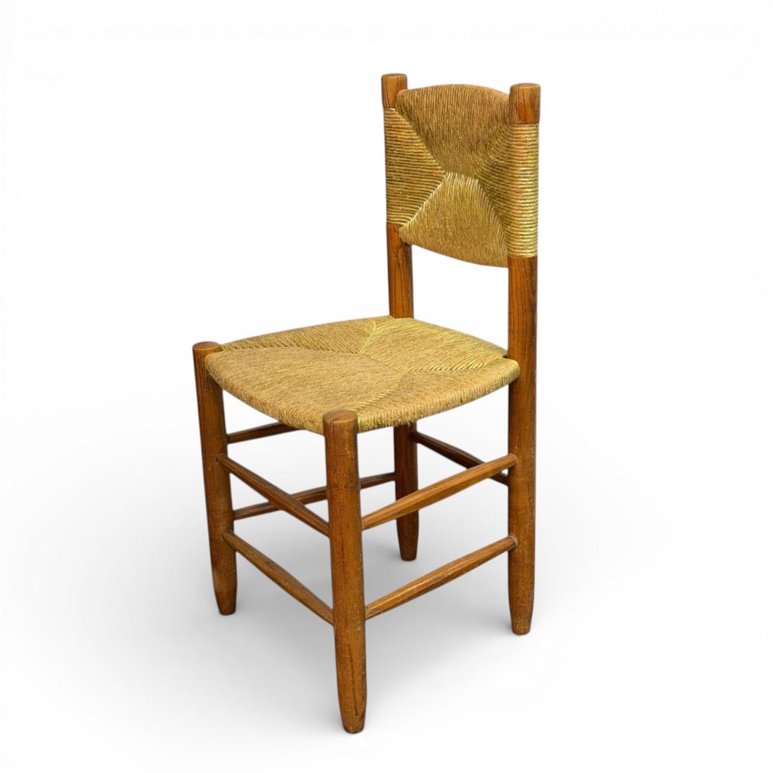 Charlotte Perriand.Bauche n. 18.Chaise paillée.Pin.Date de création : vers 1960.H83 L42 P40: Charlotte Perriand.Bauche n. 18.Chaise paillée.Pin.Date de création : vers 1960.H83 L42 P40 cm..Chaise Bauche modèle n°18 en pin massif, assise et dossier paillés. Vers 1960. H 83 × L 42 × P