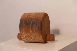 Suso .Rolo.Sculpture .Grès .Signée.Date de création : 2008 .H18.5 L23 P18.5 cm..Sculpture: Suso .Rolo.Sculpture .Grès .Signée.Date de création : 2008 .H18.5 L23 P18.5 cm..Sculpture intitulée Rolo, en grès. Signée. 2008. H 18,5 × L 23 × P 18,5 cm..Suso Dobao est un sculpteur