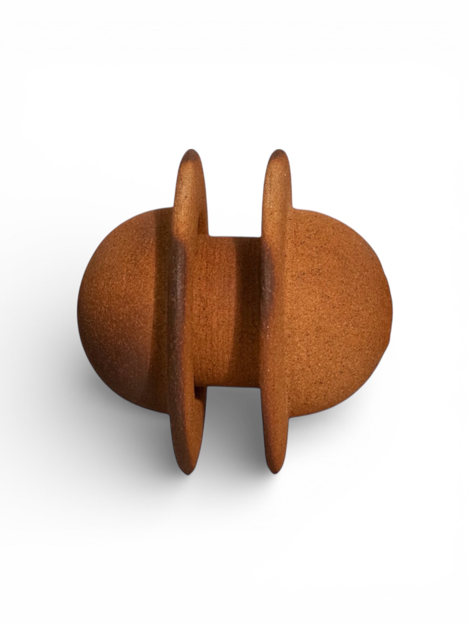 Suso Dobao.Planetas.Sculpture.Grès.Signée.Date de création : 2008.H21 L19 P21 cm..Sculpture: Suso Dobao.Planetas.Sculpture.Grès.Signée.Date de création : 2008.H21 L19 P21 cm..Sculpture intitulée Planetas, en grès. Signée. 2008. H 21 × L 19 × P 21 cm..Cette sculpture en grès de Suso