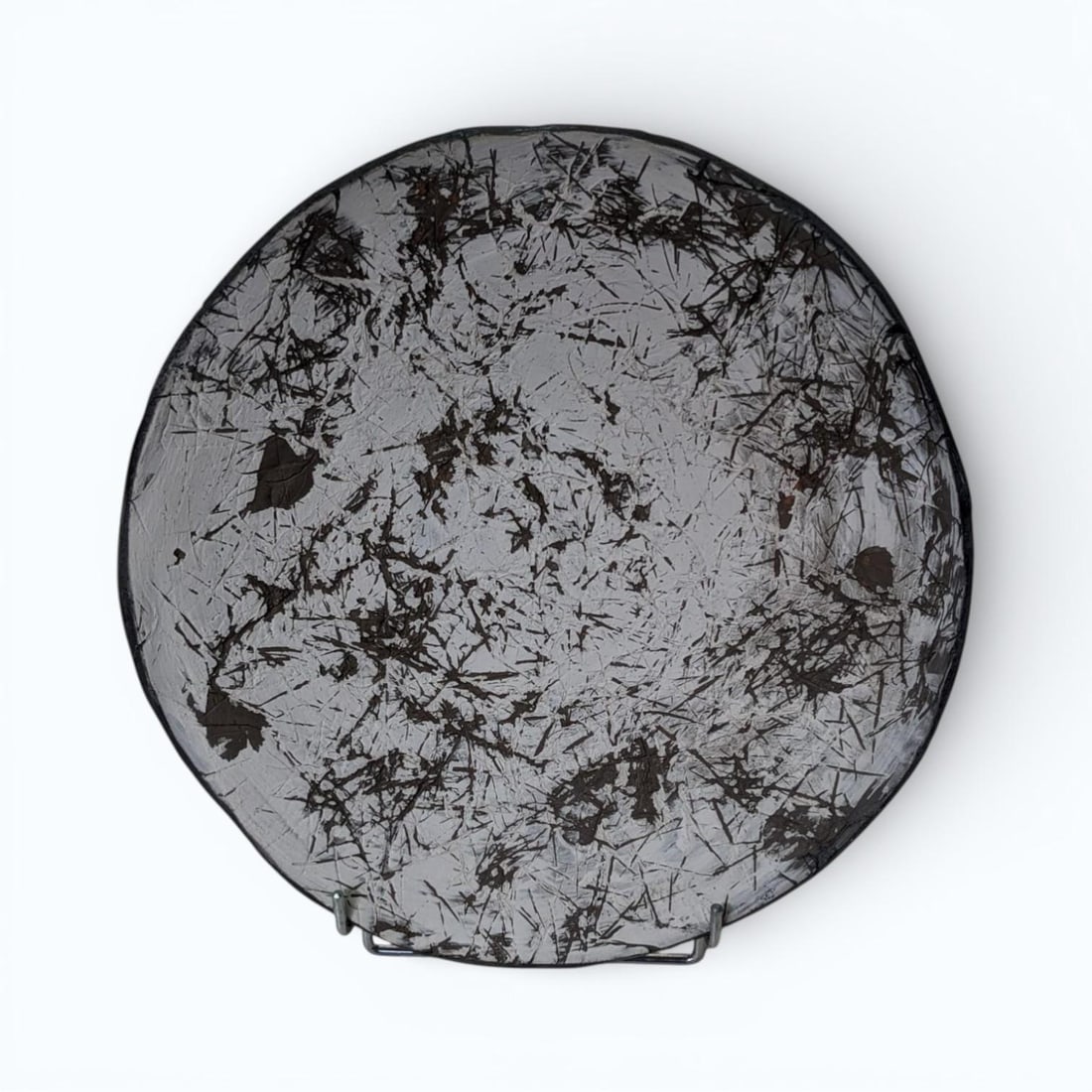 ERROR: Sonja de Monchy .Plat .Faïence noire et engobe de porcelaine.Date de création : 2017.?35 cm.Signée.Grand plat en faïence noire et engobe de porcelaine. Signé. 2017. Ø 35 cm..Sonja de Monchy est