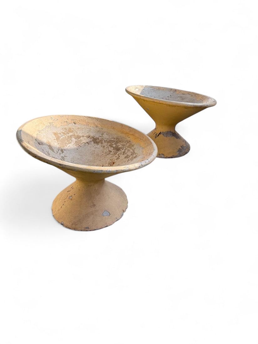 Willy GUHL (1915-2004) Paire de grandes jardinières basses diabolo Fibre de ciment "Eternit" blanc,: Willy GUHL (1915-2004) Paire de grandes jardinières basses diabolo Fibre de ciment "Eternit" blanc, modèle créé en 1952 H.: 34 cm; Diam.: 64 cm (anciennement repeintes crème) Biblio. : A. Rüegg