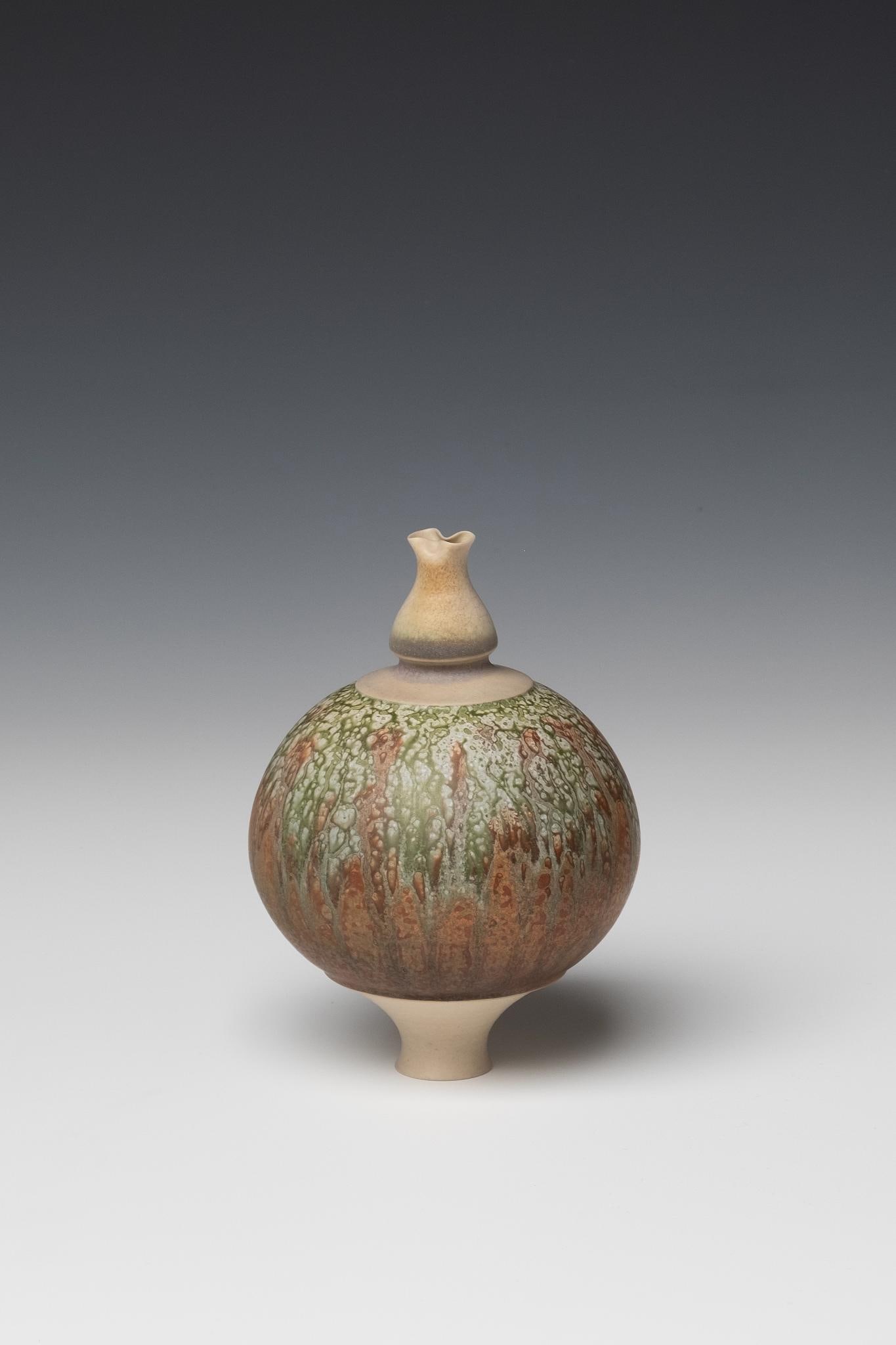 Geoffrey Swindell (1948) .Vase soliflore.Porcelaine.H15 L10 cm ..Vase soliflore en porcelaine. H 15 (1 of 2)